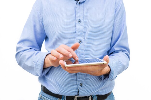 Man met tablet in handen en blauw shirt op witte achtergrond. Ruimte kopiëren.