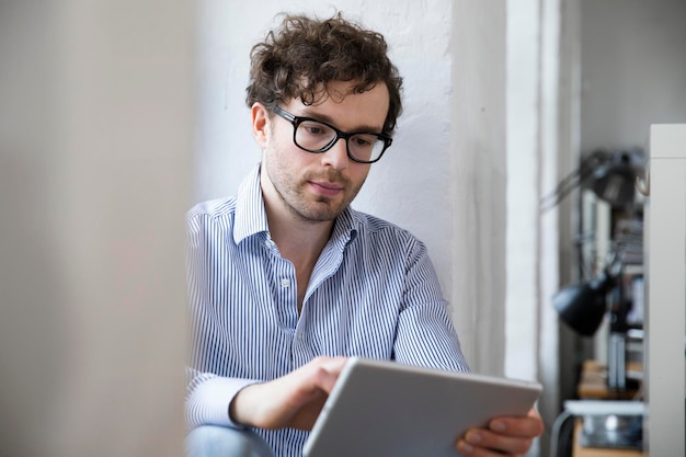 Man met tablet op kantoor