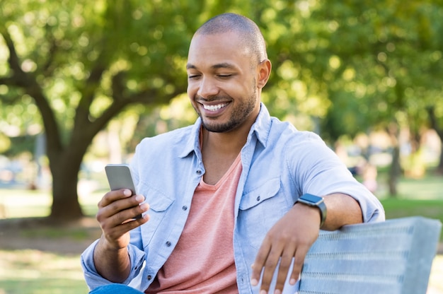 Man met telefoon buiten