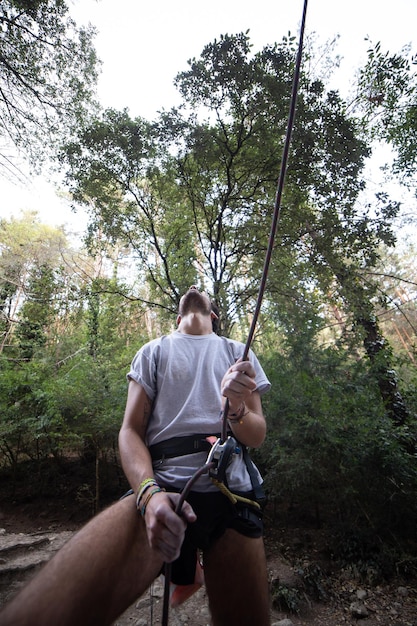 Man met touw in het bos