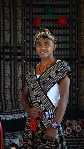 man met traditionele kleding van sabu-eiland indonesië