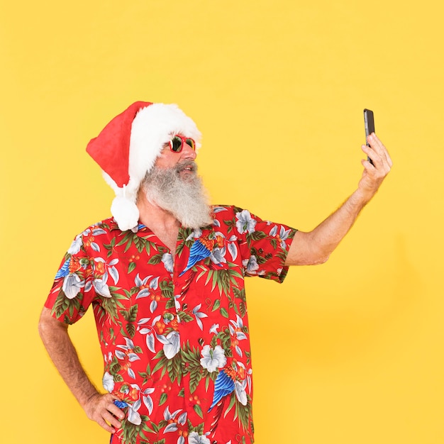 Foto man met tropisch shirt en kerstmuts met kopie ruimte
