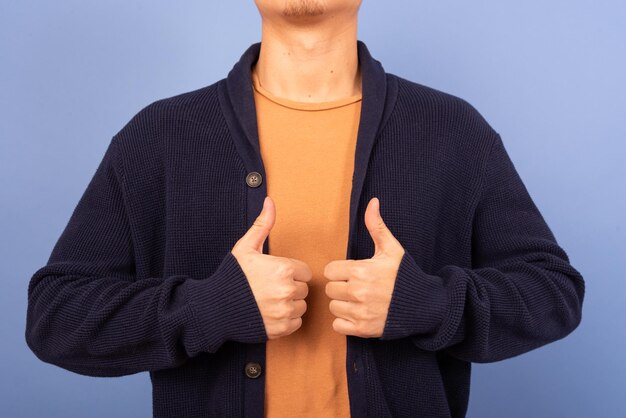 man met twee duimen op zijn borst