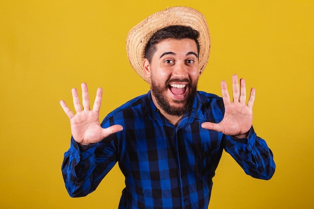 Man met typische kleding voor Festa Junina Expressie van verrassing wow geweldige close-up foto