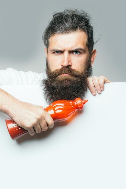 Man met vel papier en ketchup