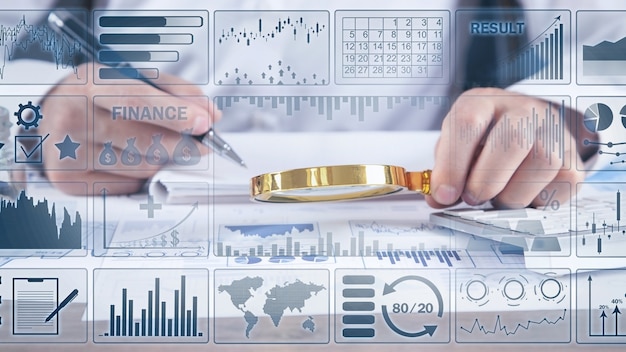 Man met vergrootglas met grafieken en diagrammen. bedrijf. analyse