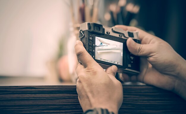 man met vintage camera een foto te nemen