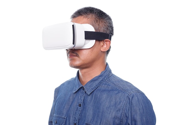 Man met virtual reality-bril geïsoleerd op een witte achtergrond