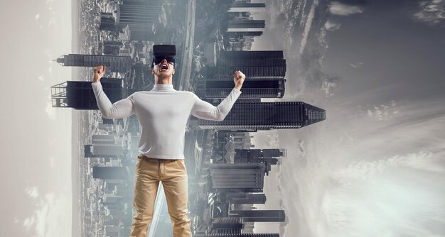 Man met virtual reality-bril. Gemengde media