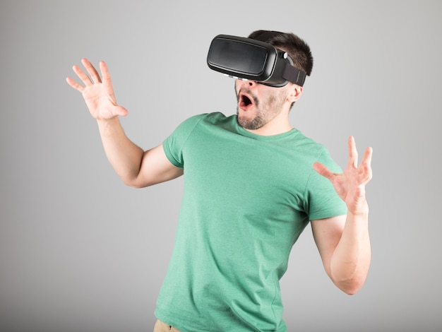 Man met virtual reality-bril