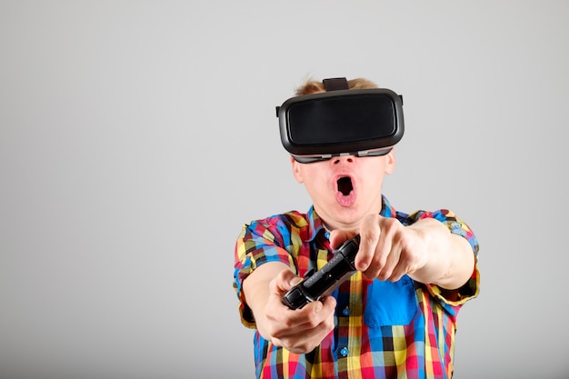 Man met virtual reality-bril