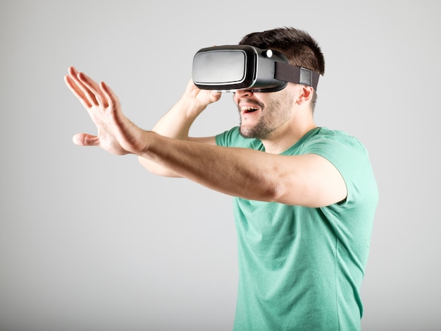 Man met virtual reality-bril