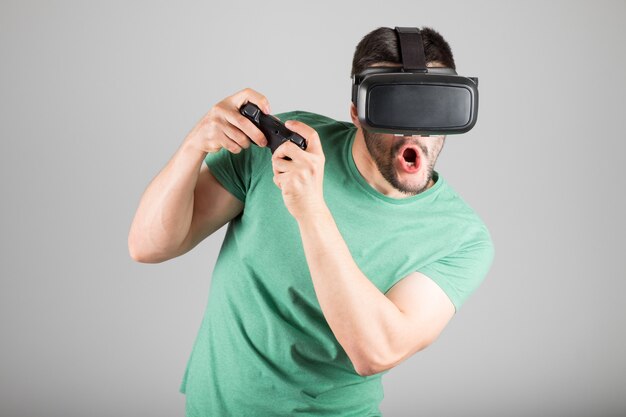 Man met virtual reality bril