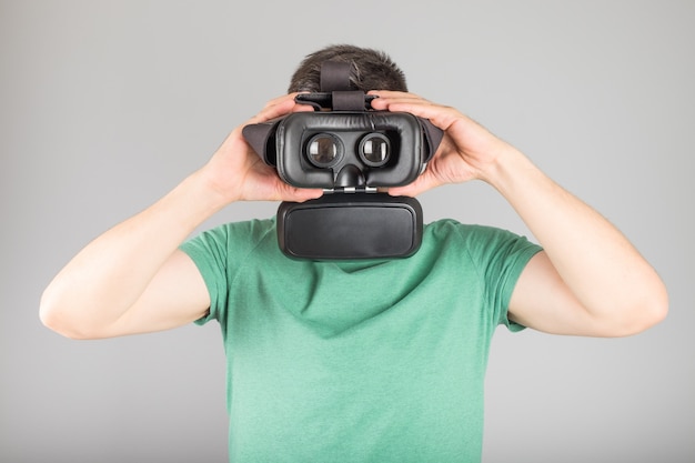 Man met virtual reality bril