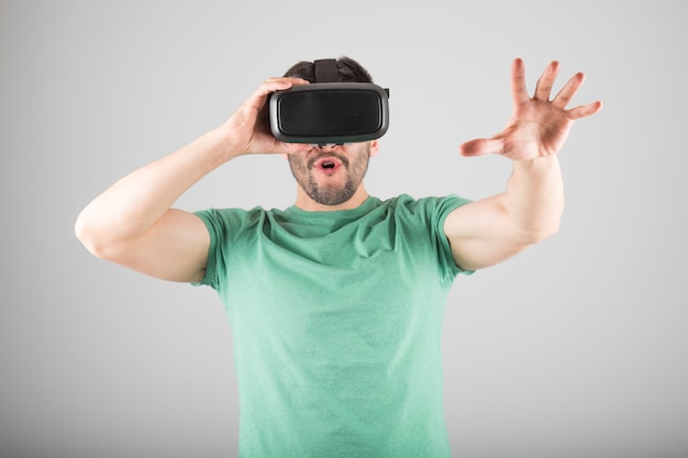 Man met virtual reality bril