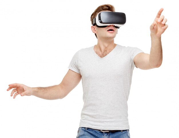 Man met virtual reality bril