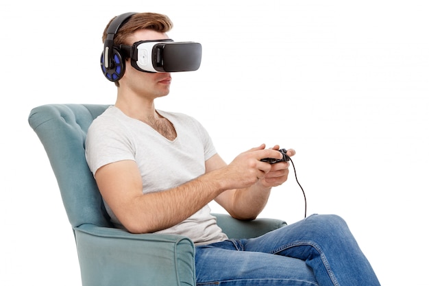 Man met virtual reality bril