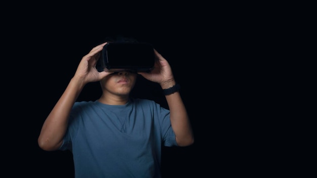 Man met virtual reality Headset op zwarte achtergrond Vr toekomstige technologie online concept Bril van virtual reality en het verkennen van de metaverse technologie gaming entertainment concept