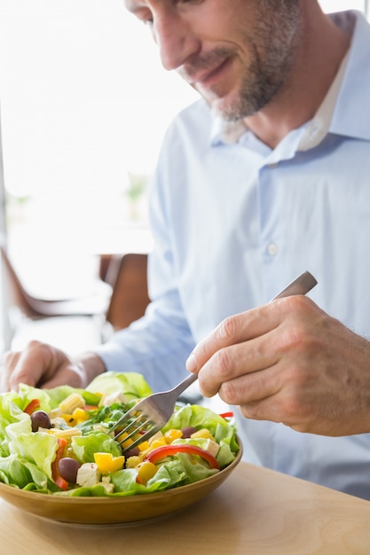 Man met voedsel salade