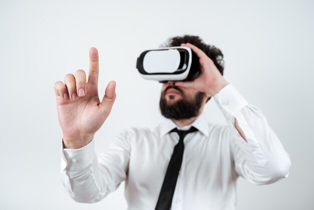 Man met Vr-bril en presenteren van belangrijke berichten tussen handen zakenman met Virtual Reality-brillen en het tonen van cruciale informatie