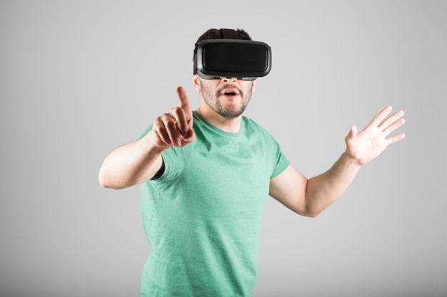 Man met VR-bril geïsoleerd