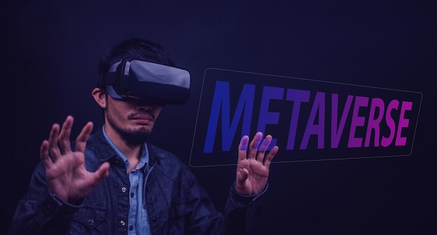 Man met VR-bril live op VR visueel scherm metaverse trend en technologie