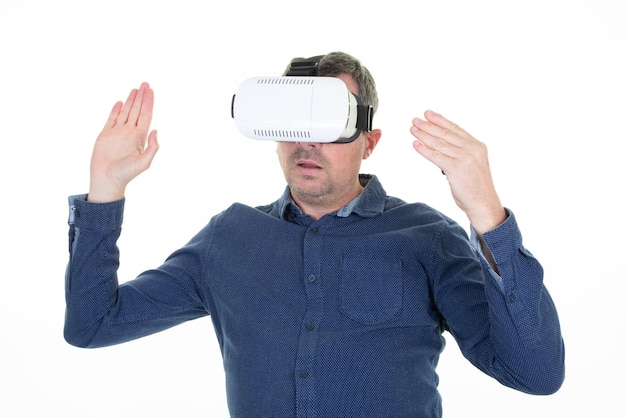 Man met vr moderne virtual reality-bril op witte achtergrond handen op lucht