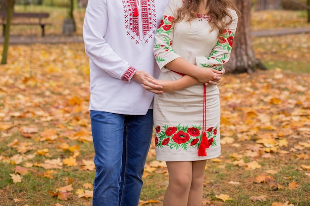 Man met vrouw in volkskleren in de herfst