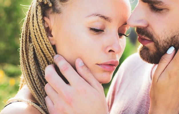 Man met vrouw kust Sensuele kus Heet voorspel Seksuele voorlichting en liefdesverhaal