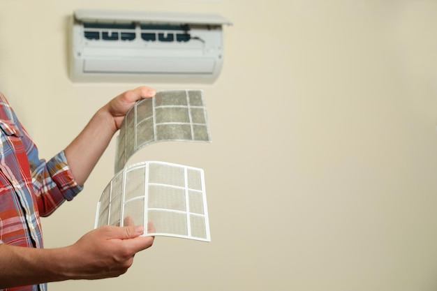 Man met vuile en schone filters ruimte voor tekst Thuis airconditioner schoonmaken