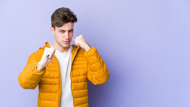 Man met vuisten in de studio