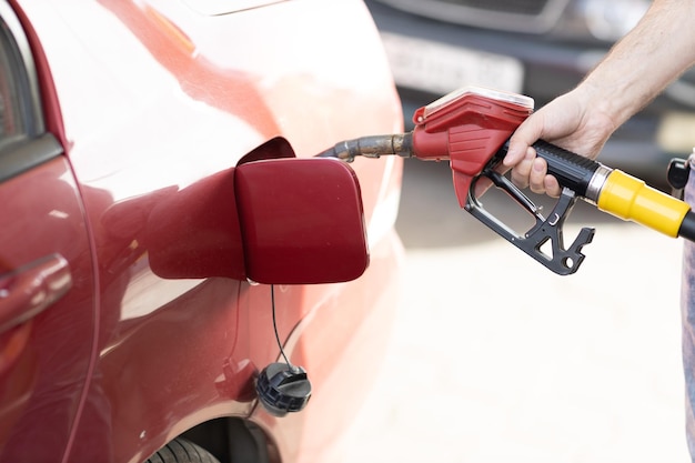 Man met vulpistool in zijn hand bij benzinestation