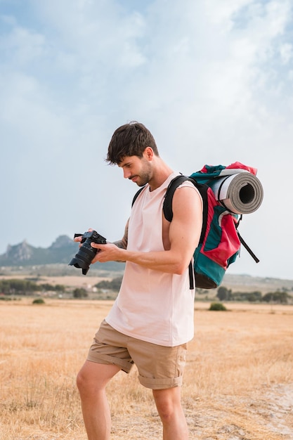 Man met wandelrugzak en camera buitenshuis