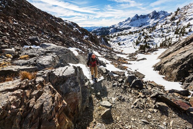 Man met wandeluitrusting wandelen in de bergen van de sierra nevada, californië, vs