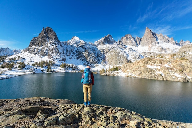 Man met wandeluitrusting wandelen in de bergen van de Sierra Nevada, Californië, VS