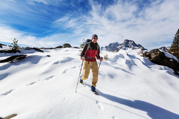 Man met wandeluitrusting wandelen in de bergen van de Sierra Nevada, Californië, VS