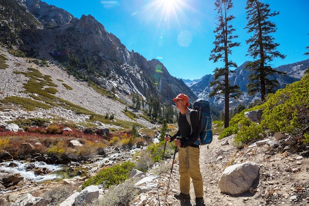Man met wandeluitrusting wandelen in de bergen van de Sierra Nevada, Californië, VS.