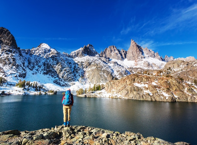 Man met wandeluitrusting wandelen in de bergen van de Sierra Nevada, Californië, VS.