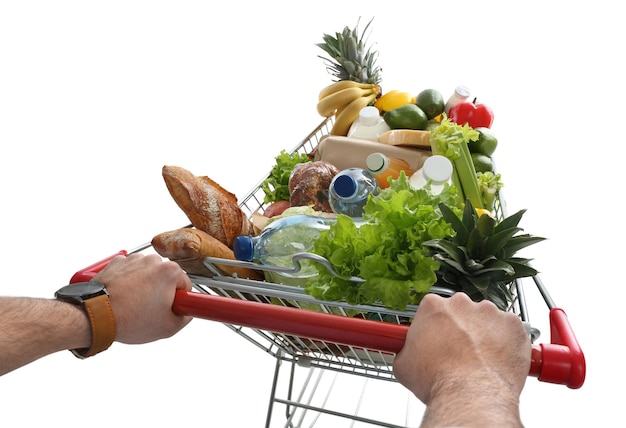 Man met winkelwagen vol boodschappen op witte achtergrond close-up