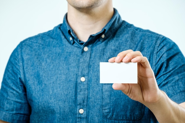 Man met witte blanco visitekaartje geïsoleerd Focus op kaart