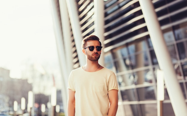 Man met witte lege t-shirt