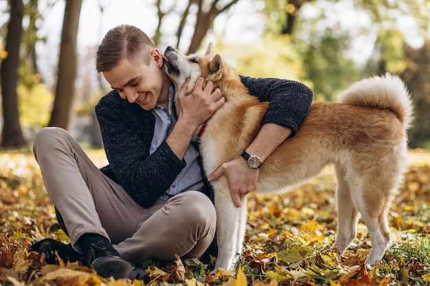 Man met zijn hond wandelen in herfst park