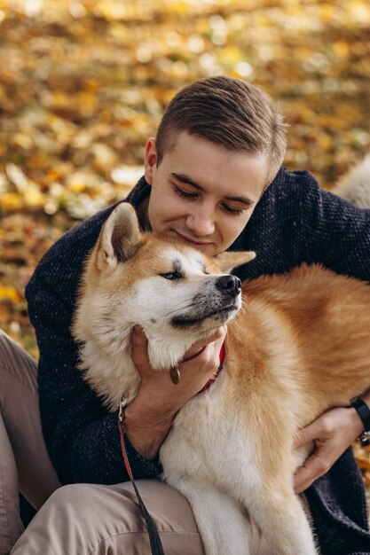 Man met zijn hond wandelen in herfst park