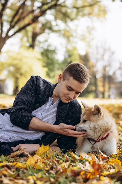 Man met zijn hond wandelen in herfst park