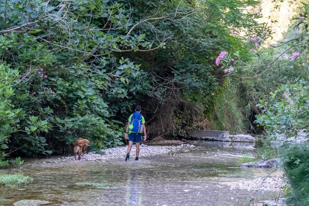 Man met zijn hond wandelen langs de rivier