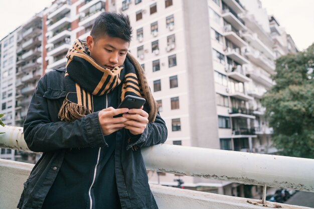 Man met zijn mobiele telefoon