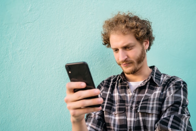 Man met zijn mobiele telefoon.