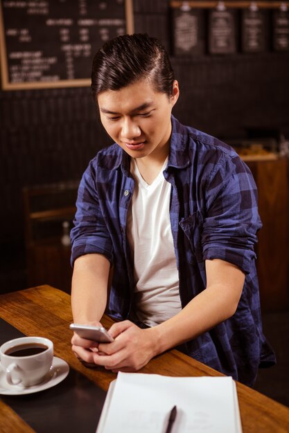 Man met zijn smartphone