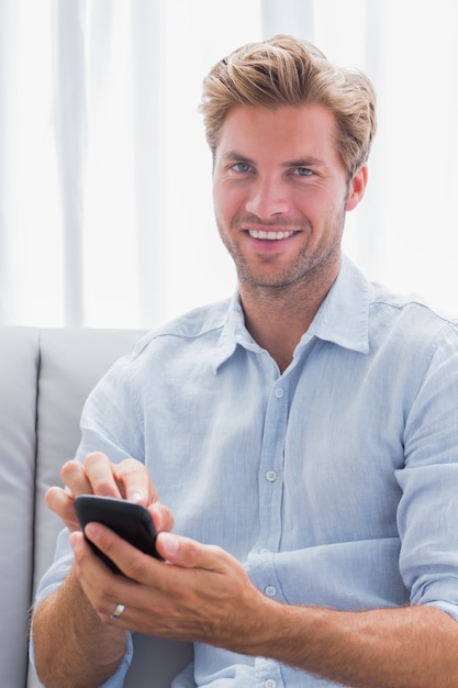 Man met zijn smartphone