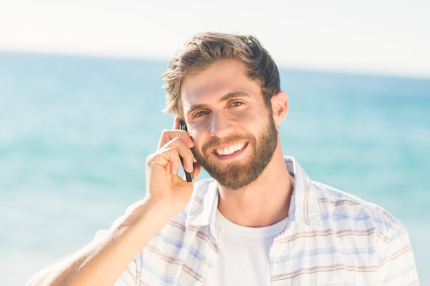 man met zijn telefoon